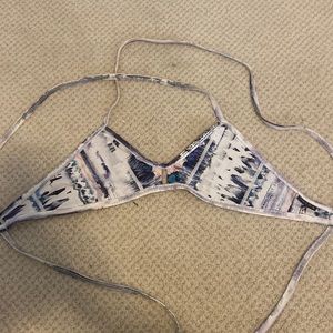 Patterned Size L Jolyn Vent tie-back top